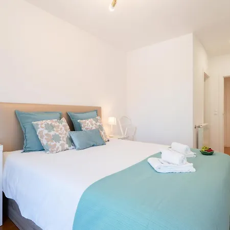 Host Wise - Stunning Trendy Flat W Balcony - *