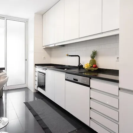 Host Wise - Stunning Trendy Flat W Balcony - *