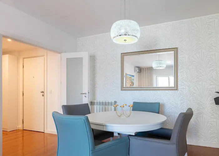 Host Wise - Stunning Trendy Flat W Balcony - *