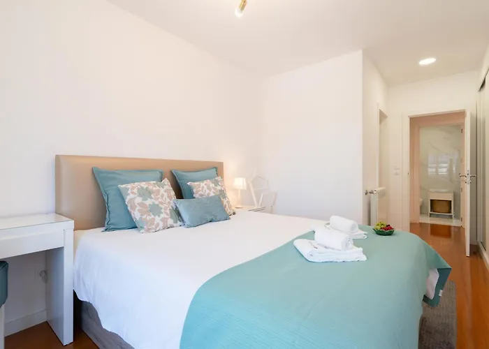 Host Wise - Stunning Trendy Flat W Balcony - *