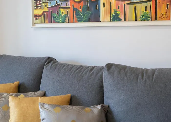 Host Wise - Stunning Trendy Flat W Balcony -