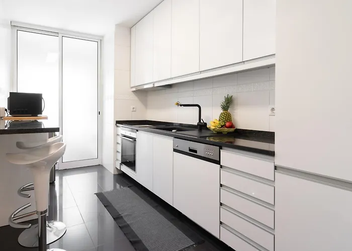 Host Wise - Stunning Trendy Flat W Balcony - *