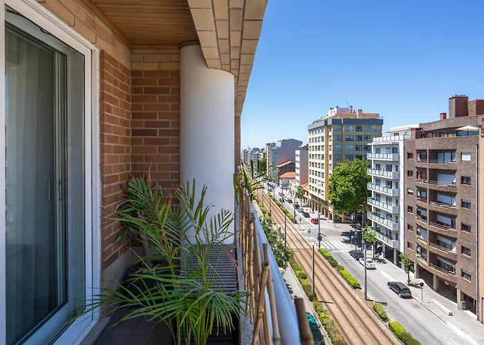 Host Wise - Stunning Trendy Flat W Balcony - *