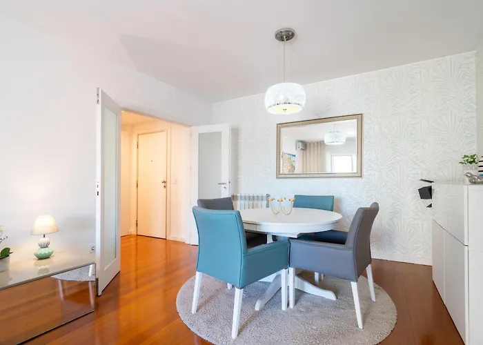 Host Wise - Stunning Trendy Flat W Balcony -