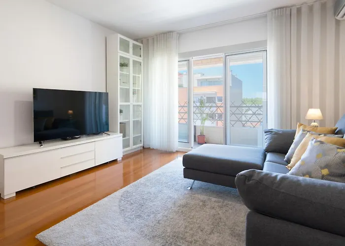 Host Wise - Stunning Trendy Flat W Balcony - *