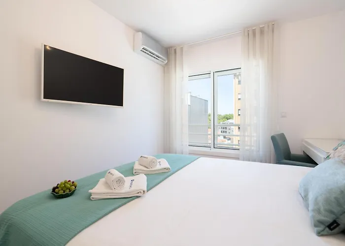 Host Wise - Stunning Trendy Flat W Balcony - *